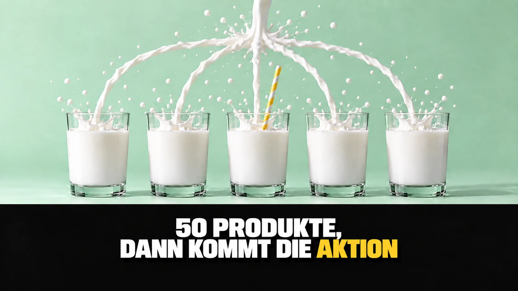 Fünf Milchstrahlen füllen gleiche Gläser neben einem gelben Strohhalm.