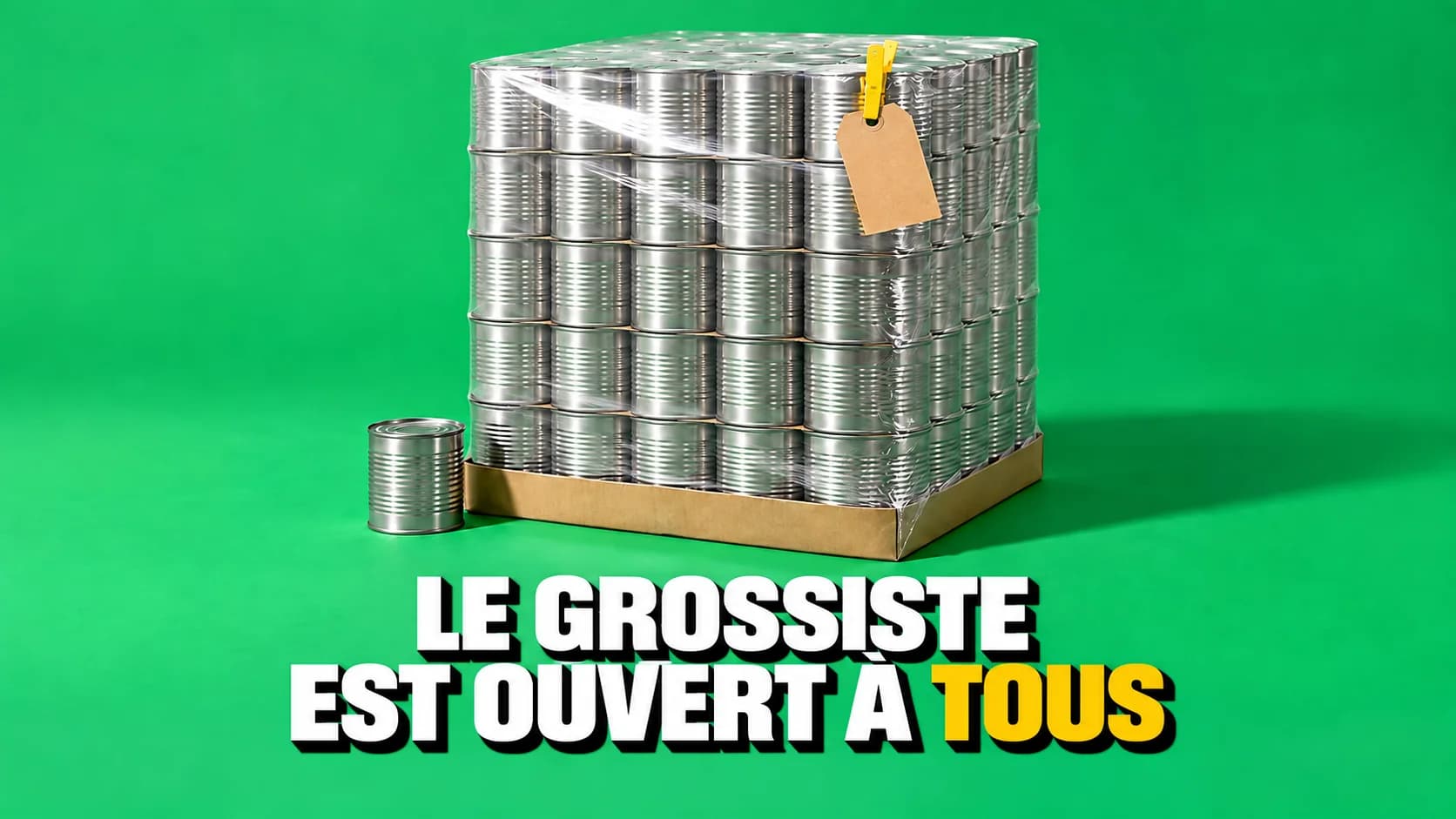 Gros lot de boîtes sans étiquette sous cellophane sur fond vert, avec une boîte isolée à côté.