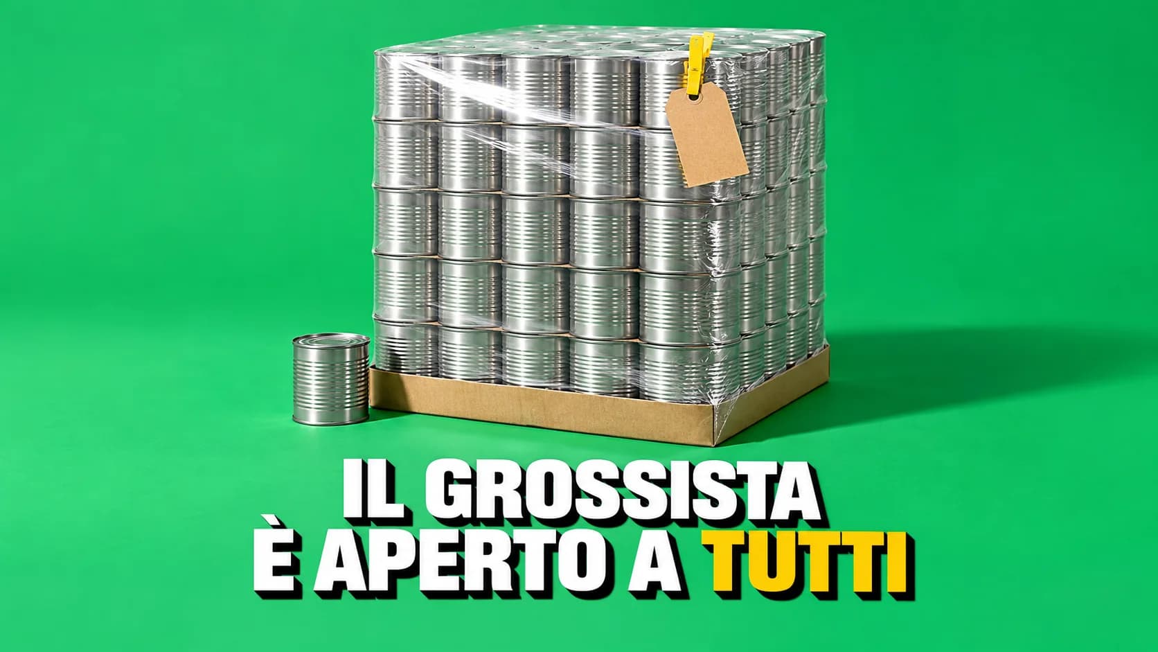 Un blocco all’ingrosso di barattoli senza etichetta avvolto nel cellophane su fondo verde, con un solo barattolo piccolo appoggiato alla base.
