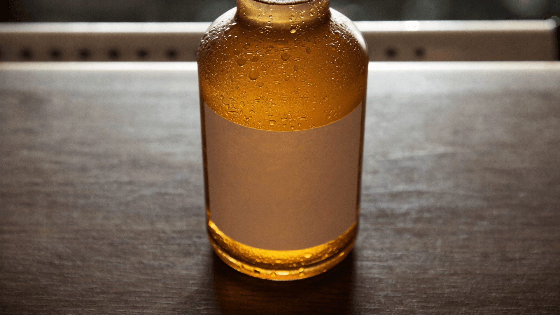 Rayon réfrigéré suisse avec des bières sans alcool en bouteilles de 33 cl et 50 cl, étiquettes de prix au litre visibles