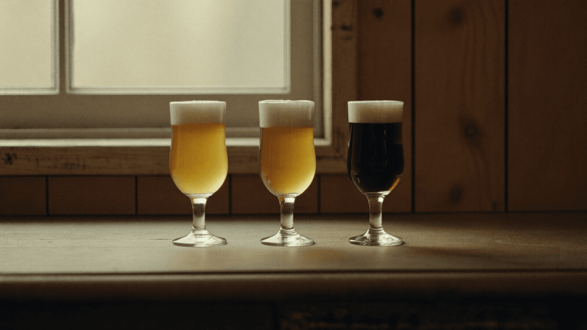Casse e confezioni di birra di marche diverse sullo scaffale di un dettagliante svizzero, con etichetta del prezzo e prezzo al litro