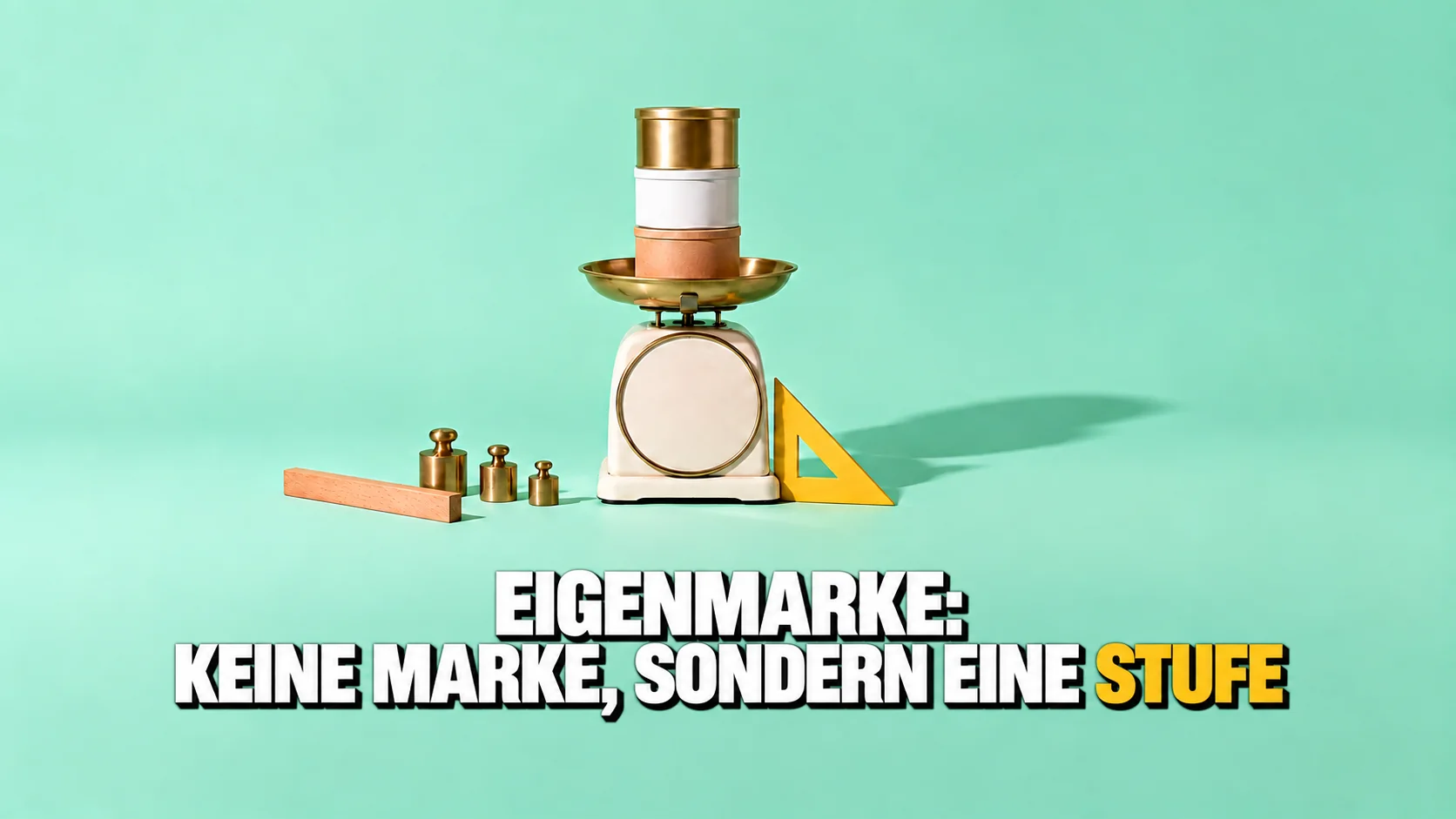Vintage-Küchenwaage mit leerem Zifferblatt und auf der Schale drei identische etikettlose Dosen in Kraft-, Weiss- und Goldoptik.