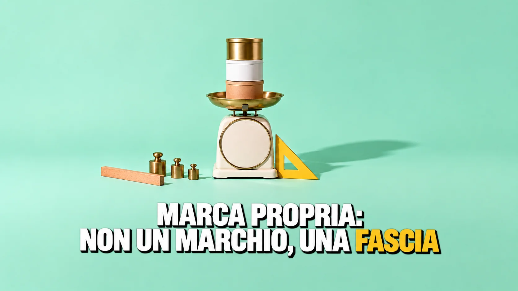 Bilancia da cucina vintage con quadrante vuoto e, sul piatto, tre barattoli identici senza etichetta in finitura kraft, bianca e dorata.