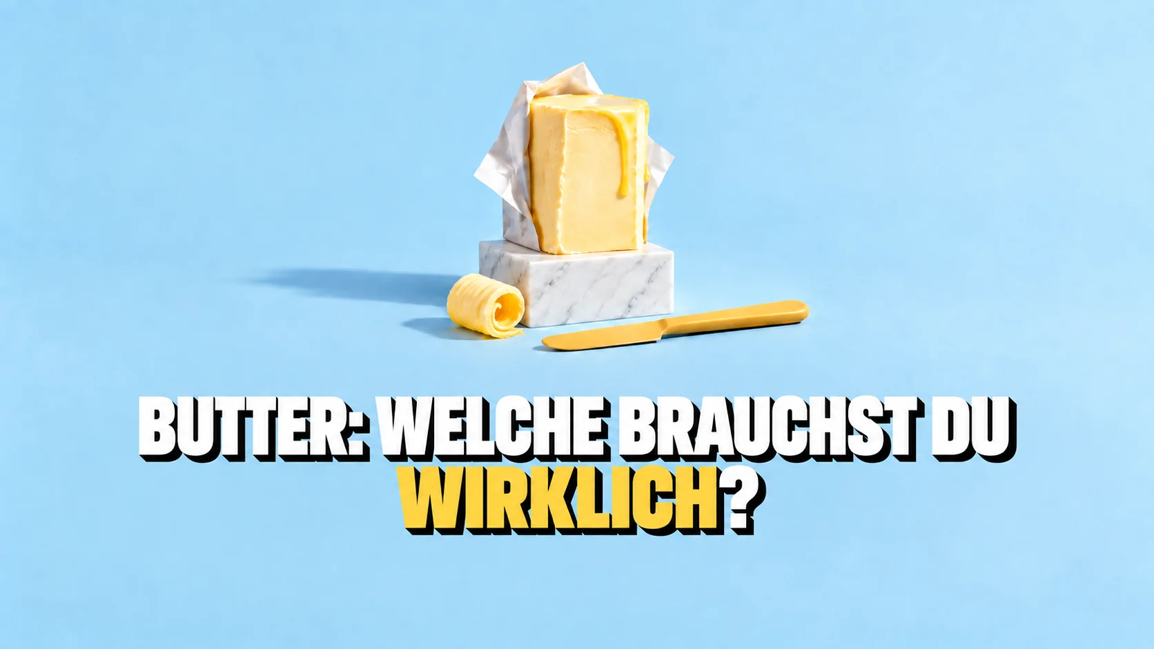 Stillleben auf hellblauem Grund: ein goldener Butterblock auf einem weissen Marmorsockel, daneben eine Butterrolle und ein gelbes Messer.
