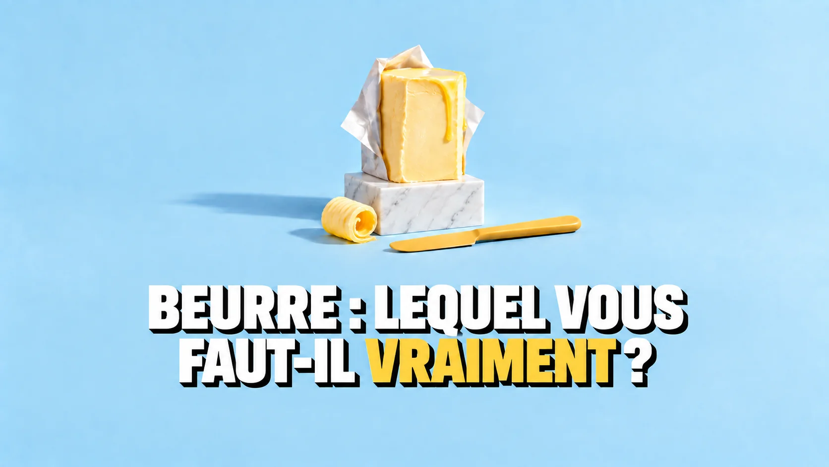 Nature morte sur fond bleu ciel : un bloc de beurre doré sur un socle en marbre blanc, un copeau de beurre et un couteau jaune à la base.