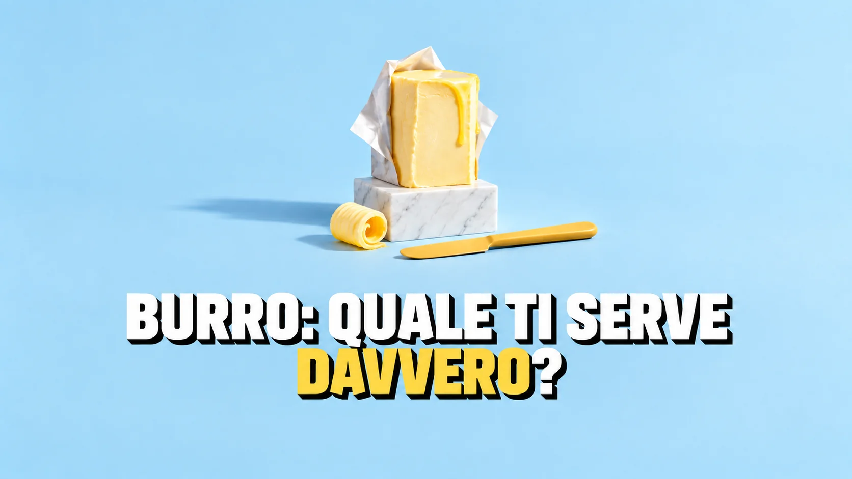 Still life su fondo azzurro: un blocco di burro dorato su un piedistallo di marmo bianco, con un riccio di burro e un coltello giallo alla base.