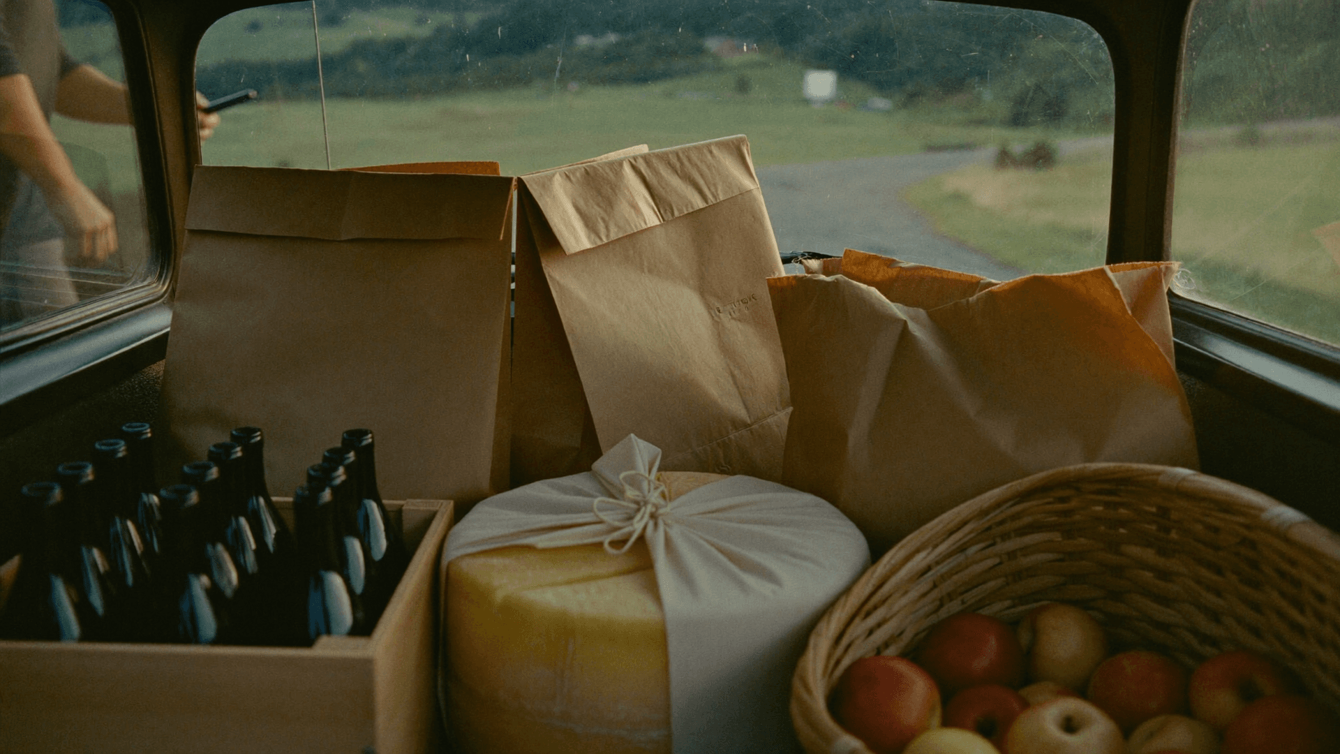 Shopping transfrontalier Allemagne Suisse, voiture suisse à la frontière avec sacs de courses