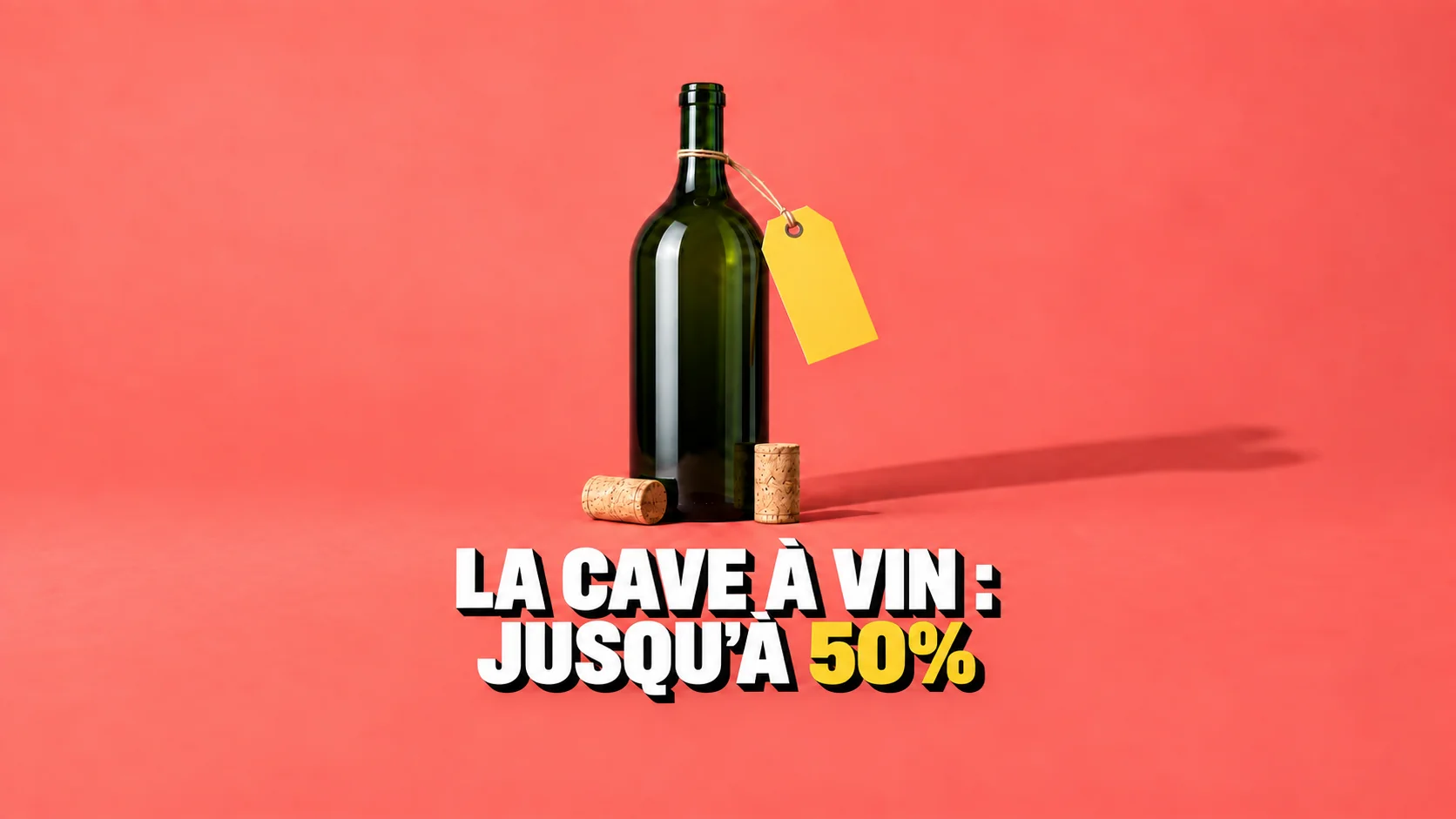 Bouteille de vin vert foncé sans étiquette, avec une étiquette jaune vierge sur fond corail.