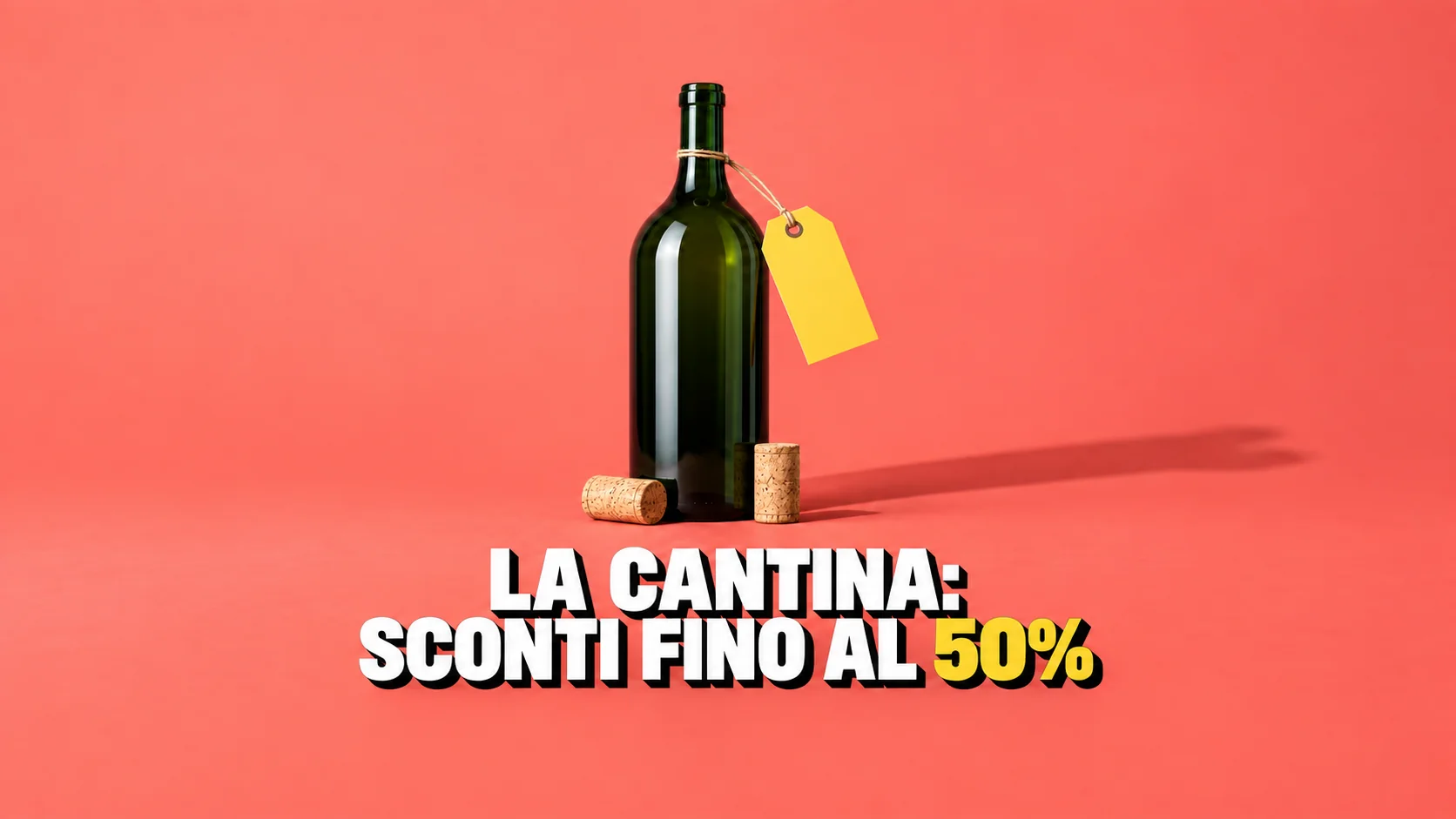 Still life di una bottiglia di vino verde scuro senza etichetta su fondo corallo, con un cartellino giallo vuoto appeso al collo.