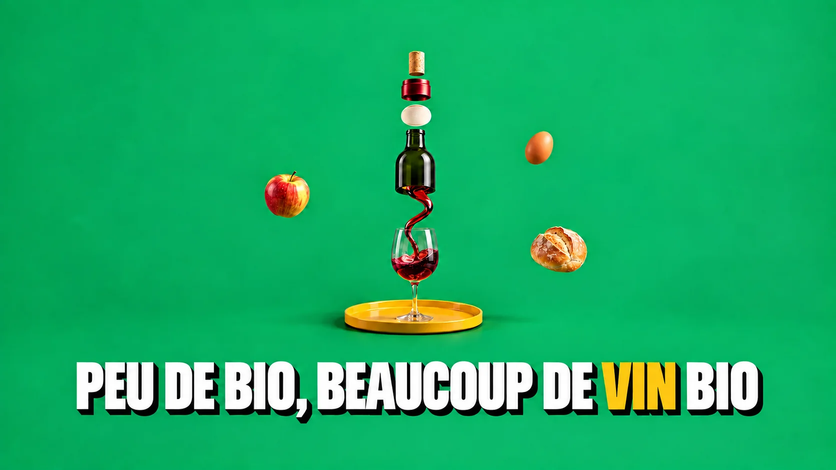 Vue éclatée sur fond vert : une bouteille de vin sans étiquette se décompose en bouchon, capsule, étiquette vierge et verre au-dessus d’un plateau jaune.