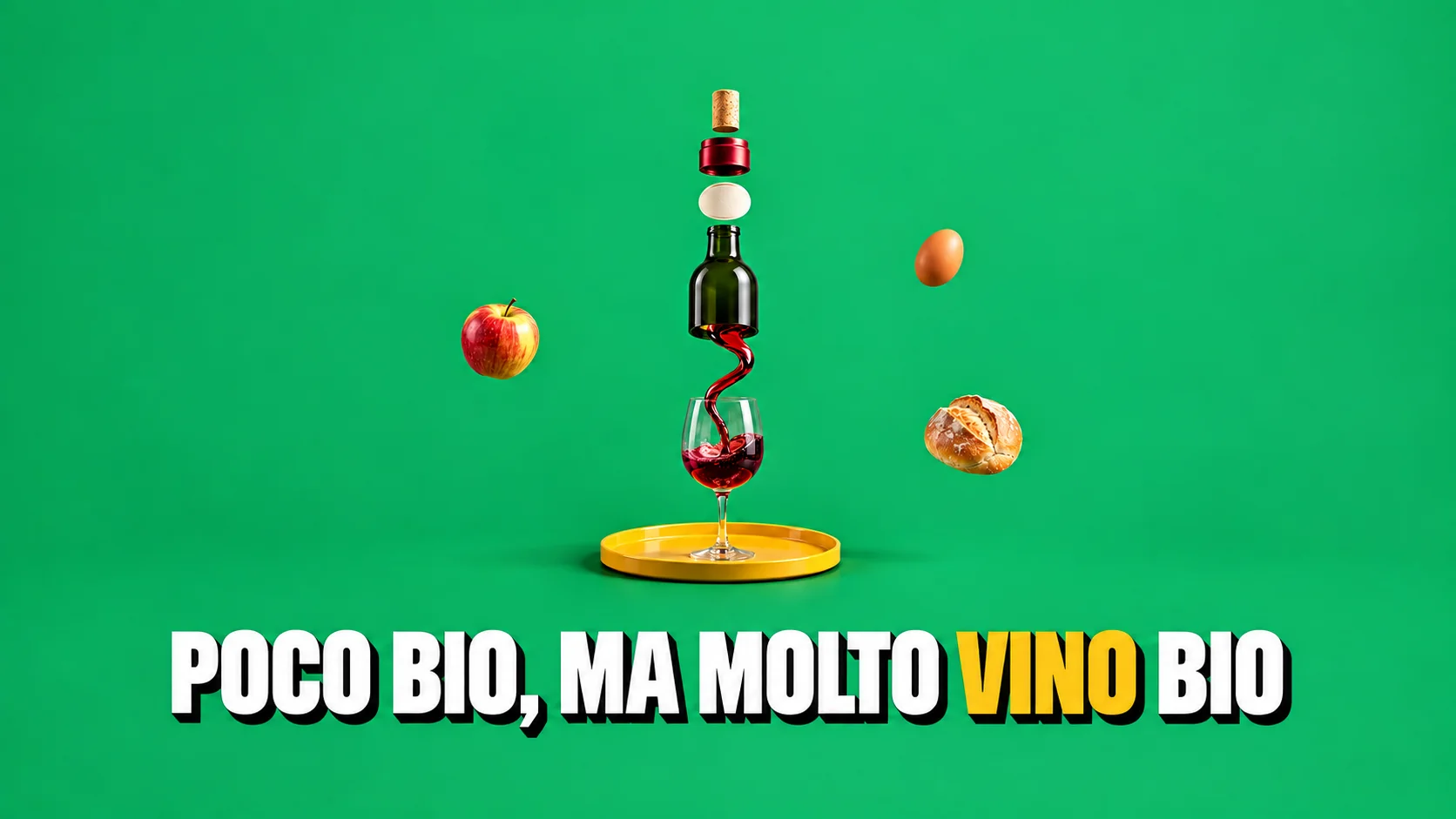 Vista esplosa su fondo verde: una bottiglia di vino senza etichetta si scompone in tappo, capsula, etichetta vuota e vetro sopra un vassoio giallo.