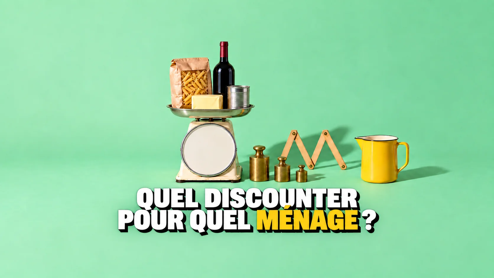 Balance de cuisine vintage au cadran vide, une pile de produits sans étiquette et des poids en laiton