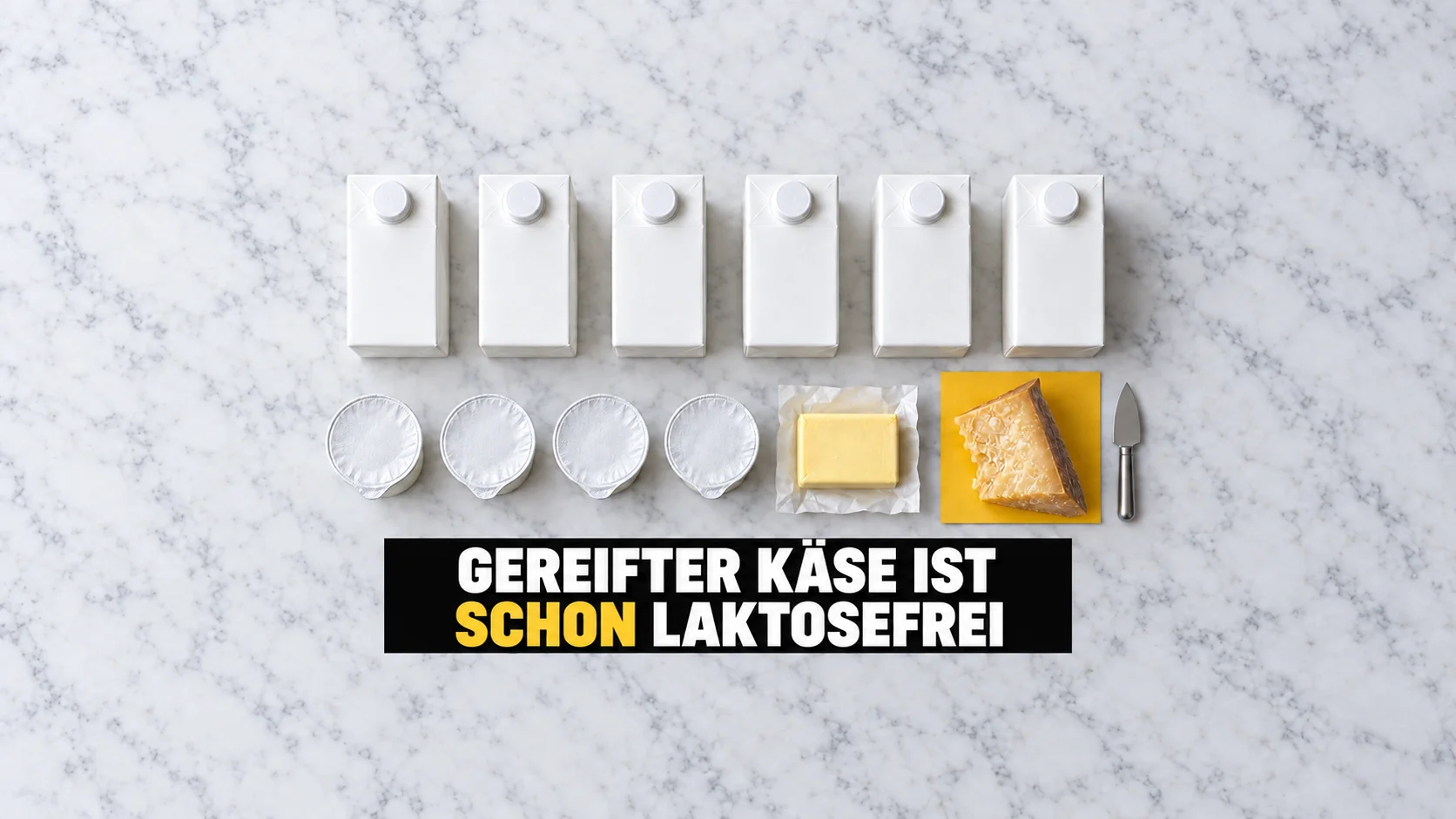 Flatlay auf weissem Marmor mit einem Raster aus markenlosen Milchpackungen und Bechern und, aus der Reihe, einem Stück gereiftem Käse auf gelbem Papier.