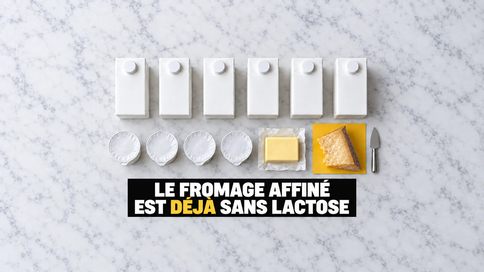 Flat lay sur marbre blanc : une grille de briques de lait et de pots sans marque et, hors de la ligne, un morceau de fromage affiné sur un papier jaune.
