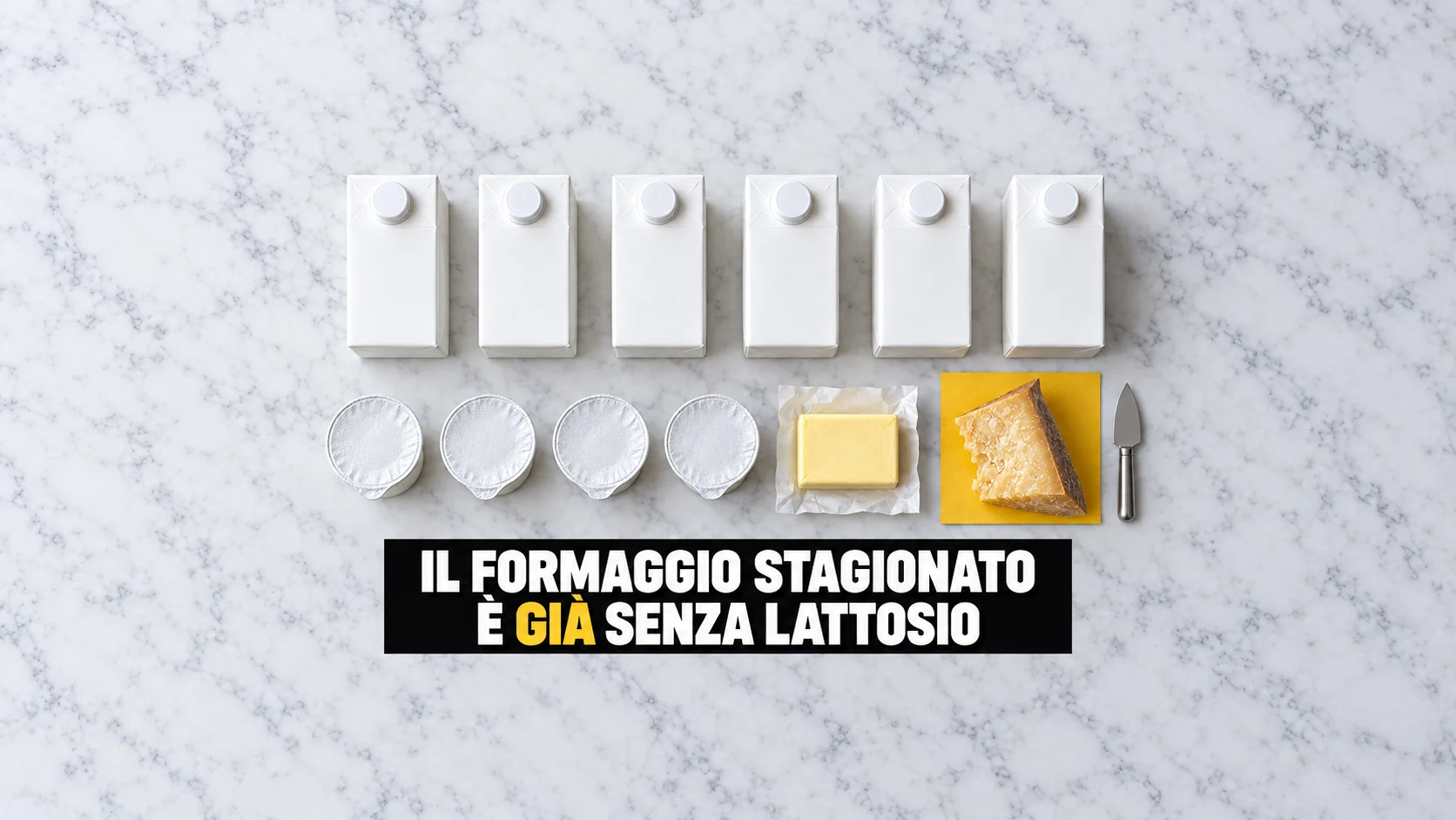 Flat lay su marmo bianco con una griglia di cartoni di latte e vasetti senza marca e, fuori riga, una fetta di formaggio stagionato su un foglio giallo.