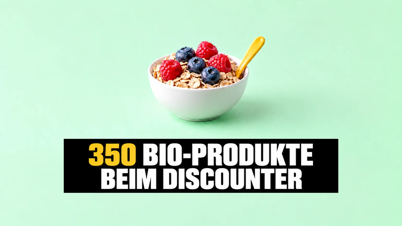 Makrofotografie einer weissen Schale mit Haferflocken und Beeren, dazu ein gelber Löffel auf mintgrünem Grund.