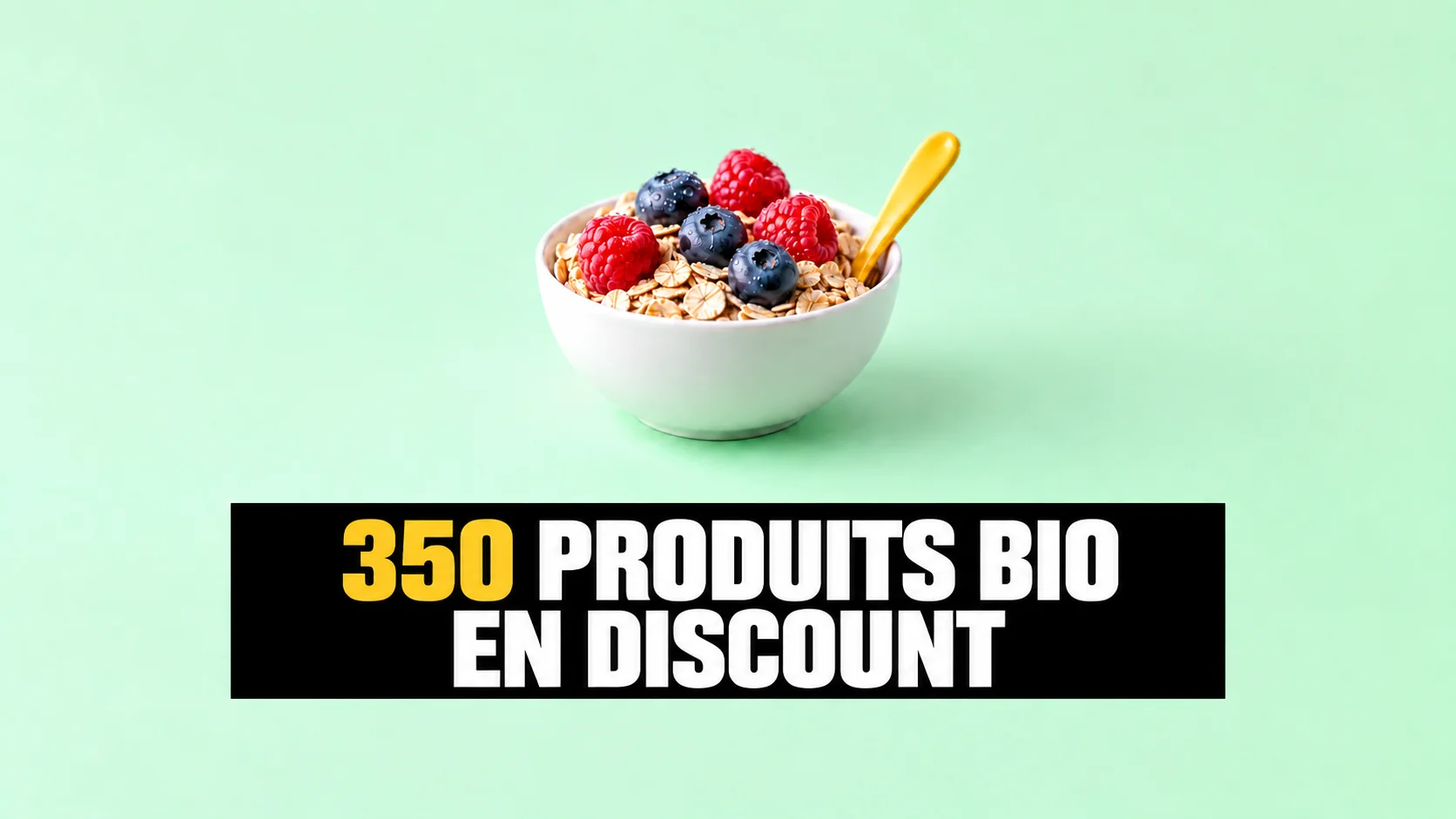 Photo macro d’un bol blanc d’avoine et de fruits rouges, avec une cuillère jaune sur fond vert menthe.