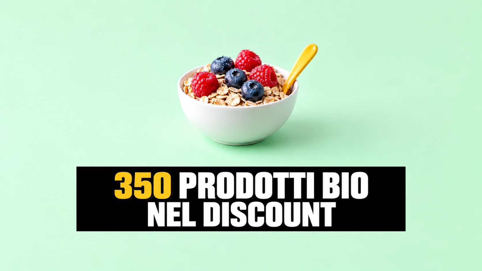 Fotografia macro di una ciotola bianca con avena e frutti di bosco, con un cucchiaio giallo su fondo verde menta.