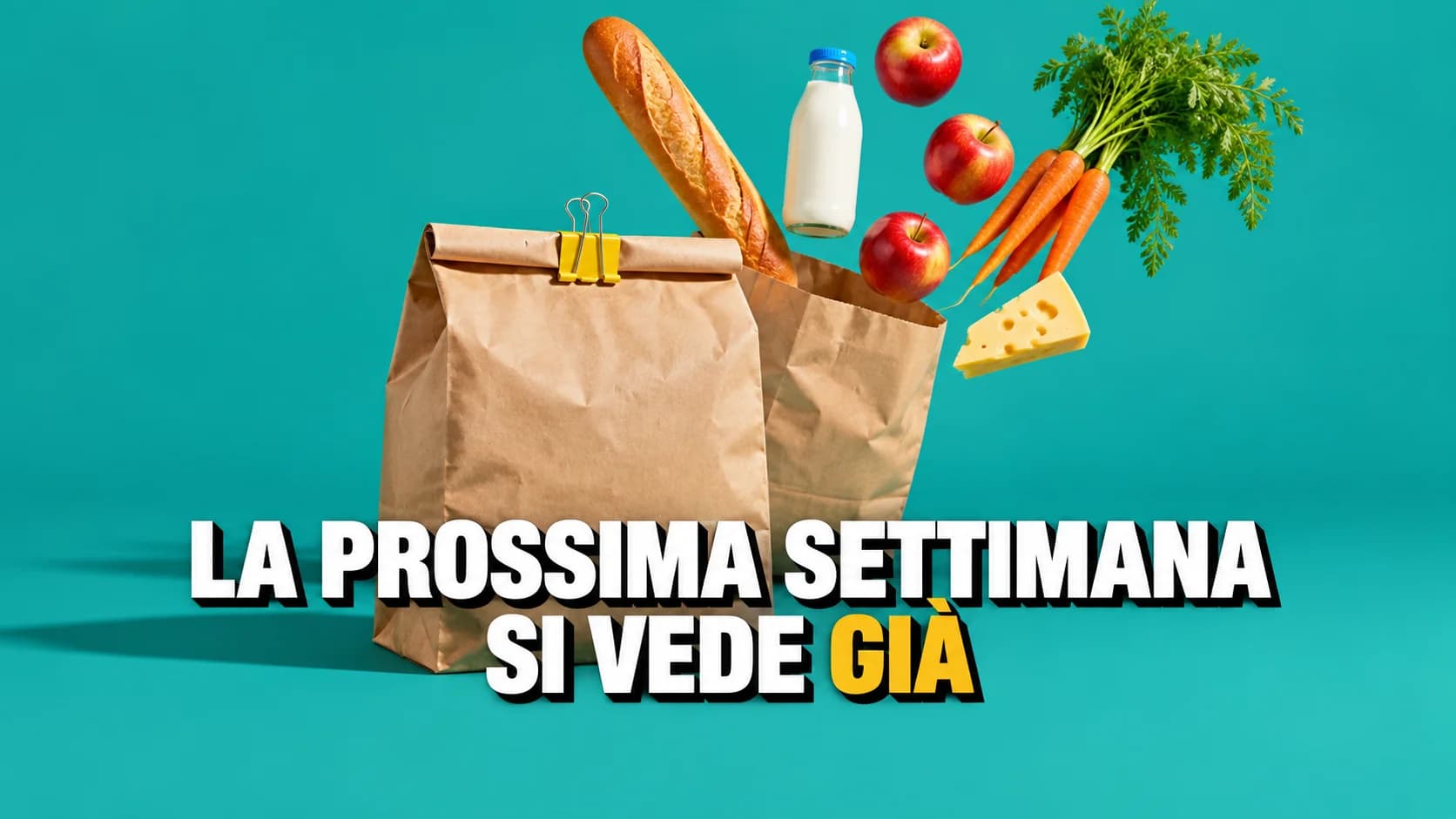 Still life su fondo turchese: un sacchetto di carta chiuso davanti a un secondo sacchetto già aperto da cui la spesa sale in aria.