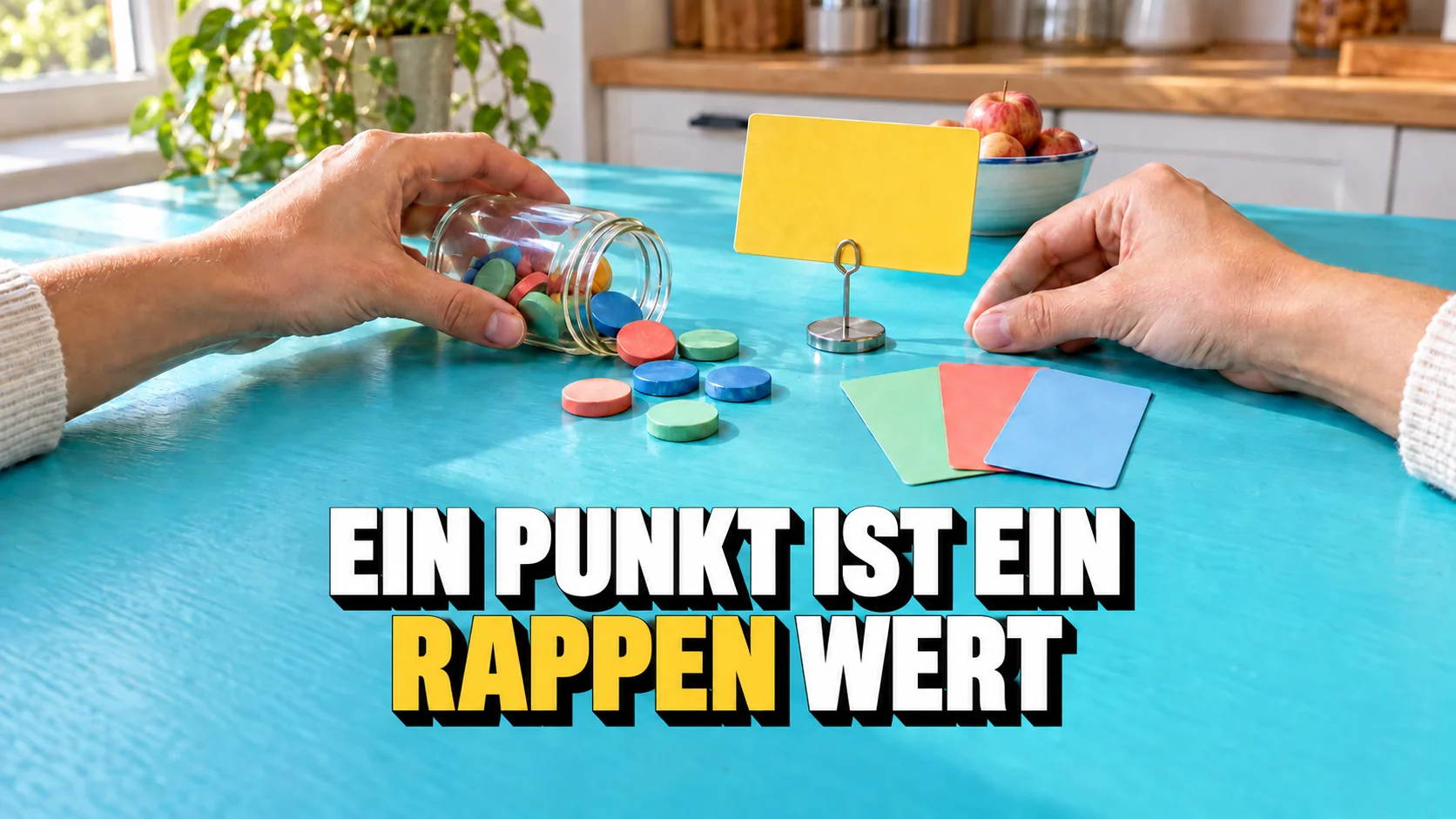 Hände, leere Karten, glatte Spielsteine und ein Apfel auf einem Tisch.