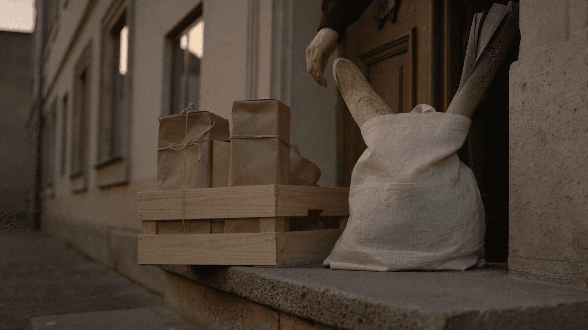 Box repas vs courses en Suisse : un kit repas d'ingredients frais portionnes a cote d'un sac de courses de supermarche ouvert, compares sur le cout et la commodite