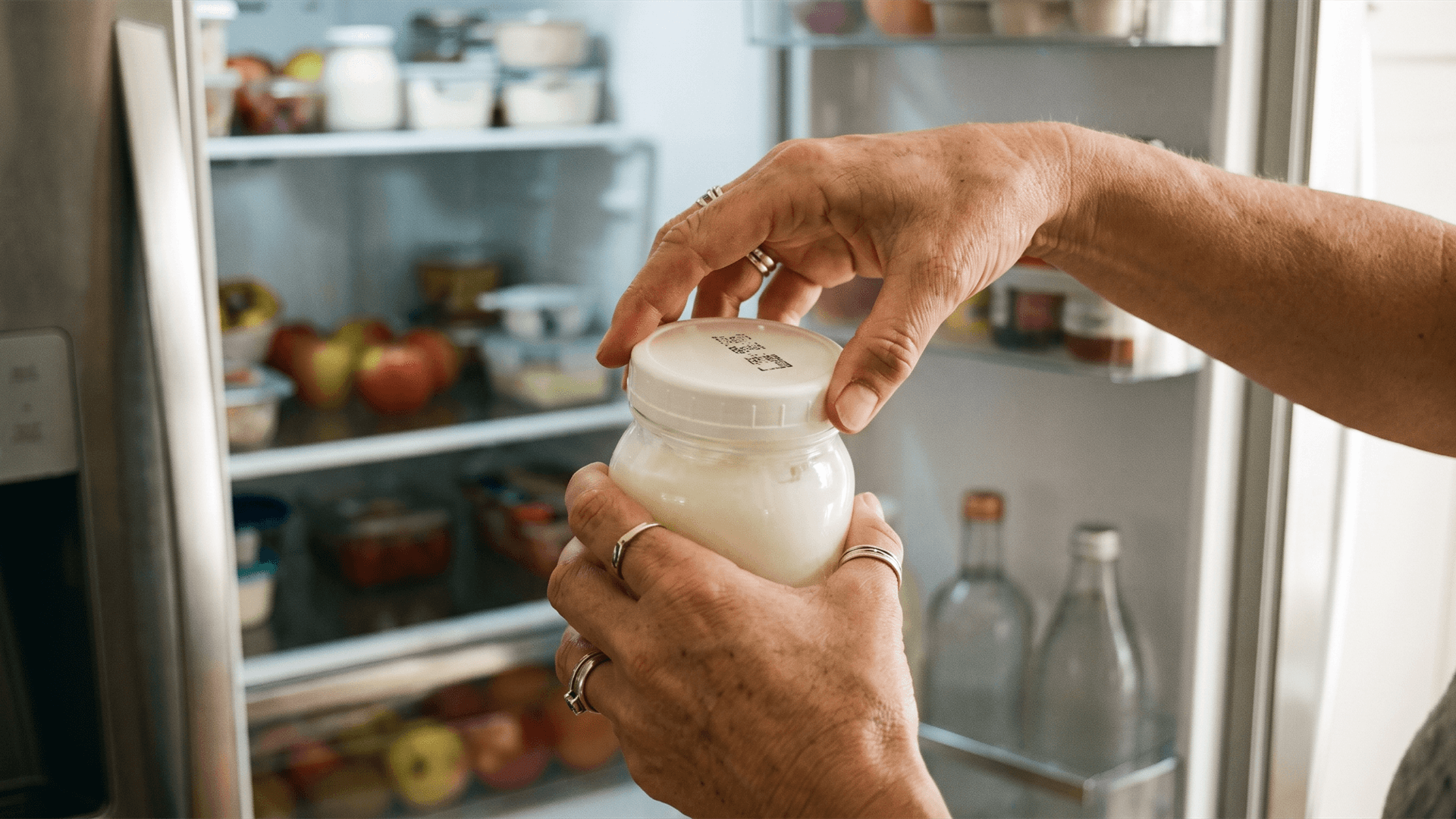 Gros plan de deux emballages alimentaires suisses côte à côte, l'un portant «à consommer de préférence avant», l'autre «à consommer jusqu'au»