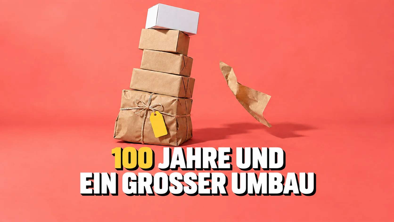 Stillleben eines schiefen Paketstapels auf Korallrot mit moderner weisser Schachtel und gelbem Anhänger.