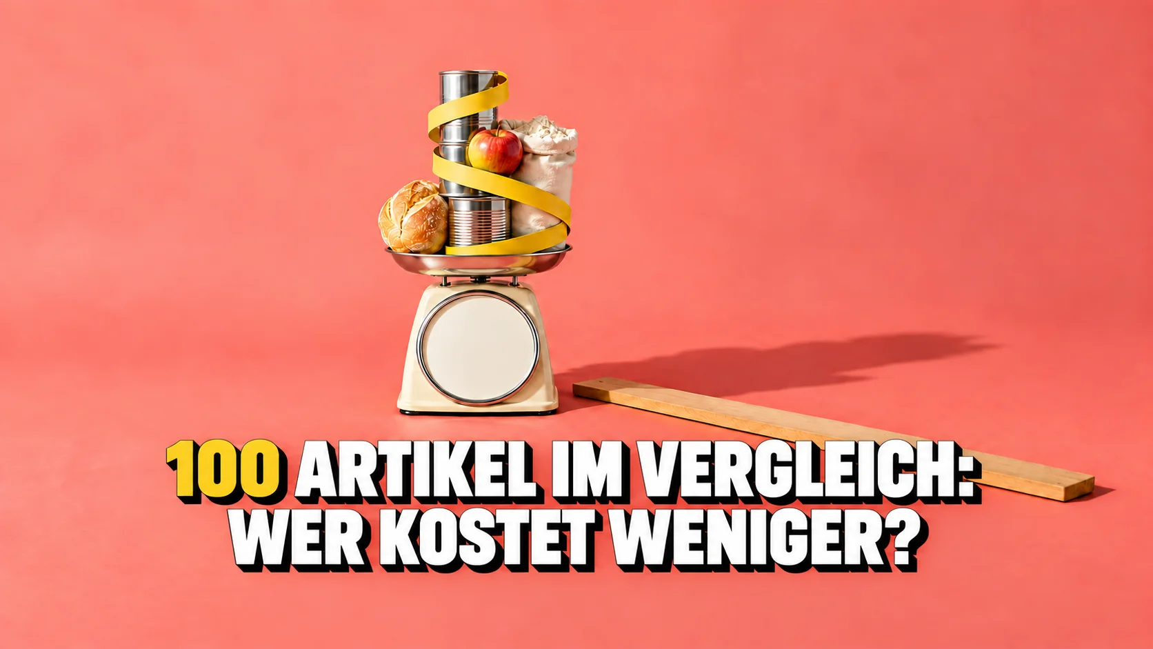 Alte Küchenwaage mit leerem Zifferblatt, neutralen Dosen, Brot, Apfel und gelbem Massband.