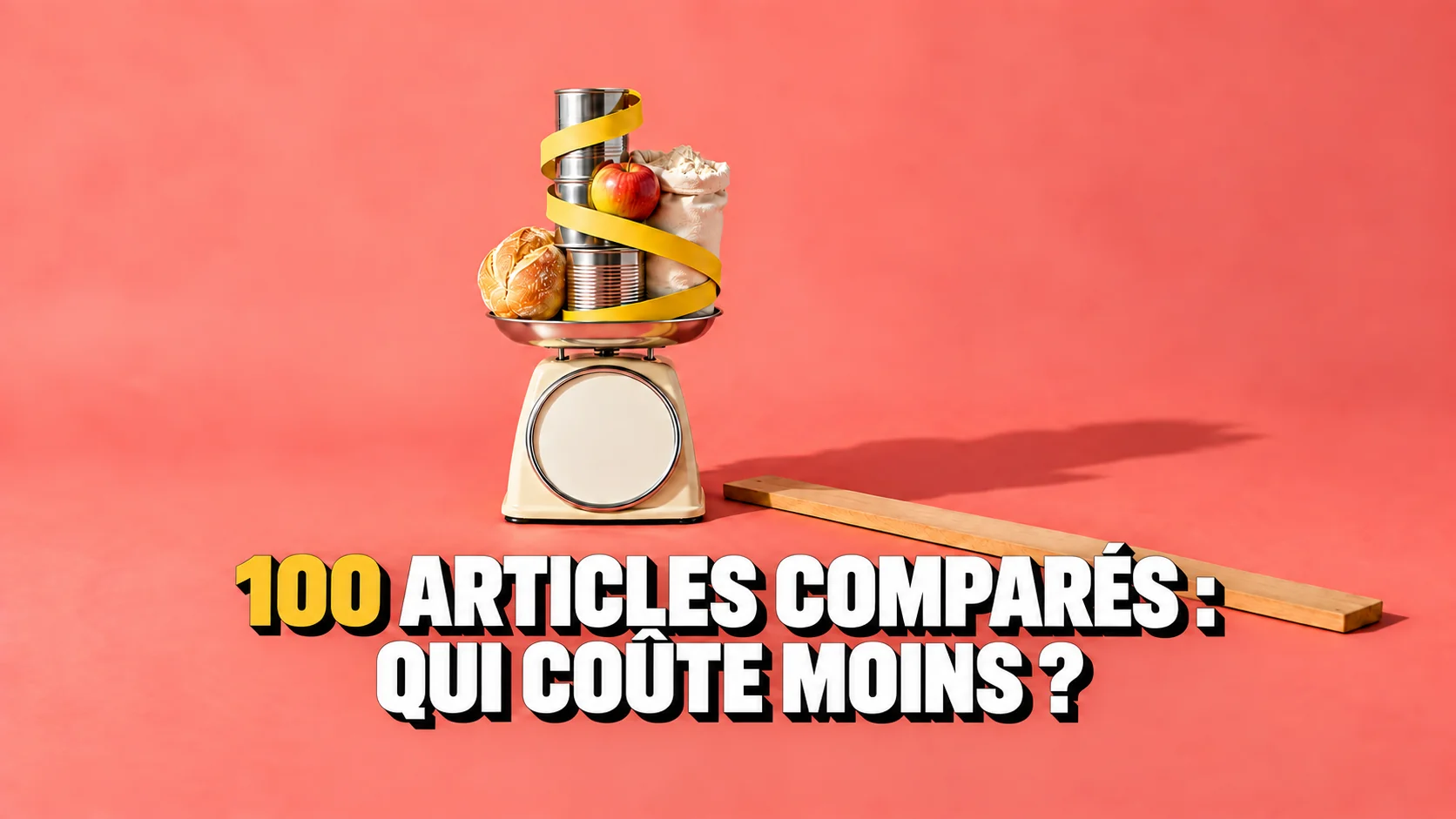 Balance de cuisine ancienne au cadran vierge, avec boîtes neutres, pain, pomme et ruban jaune.
