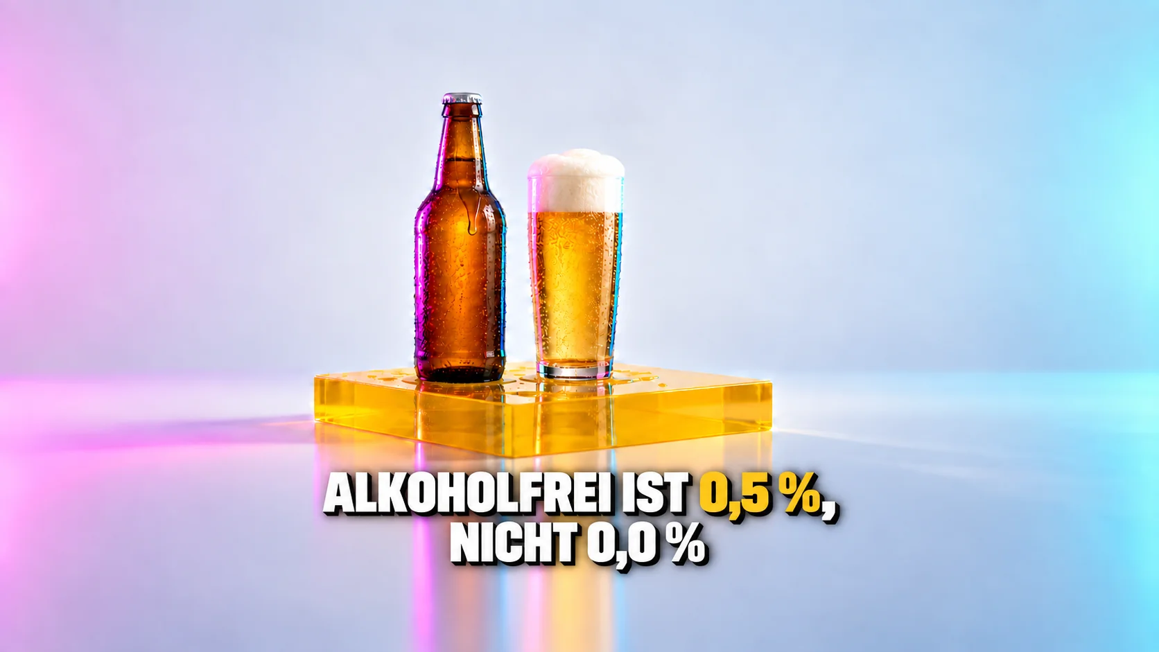 Bernsteinfarbene Flasche ohne Etikett und ein Bierglas mit dichter Schaumkrone auf einem gelben Block unter Magenta- und Cyanlicht.