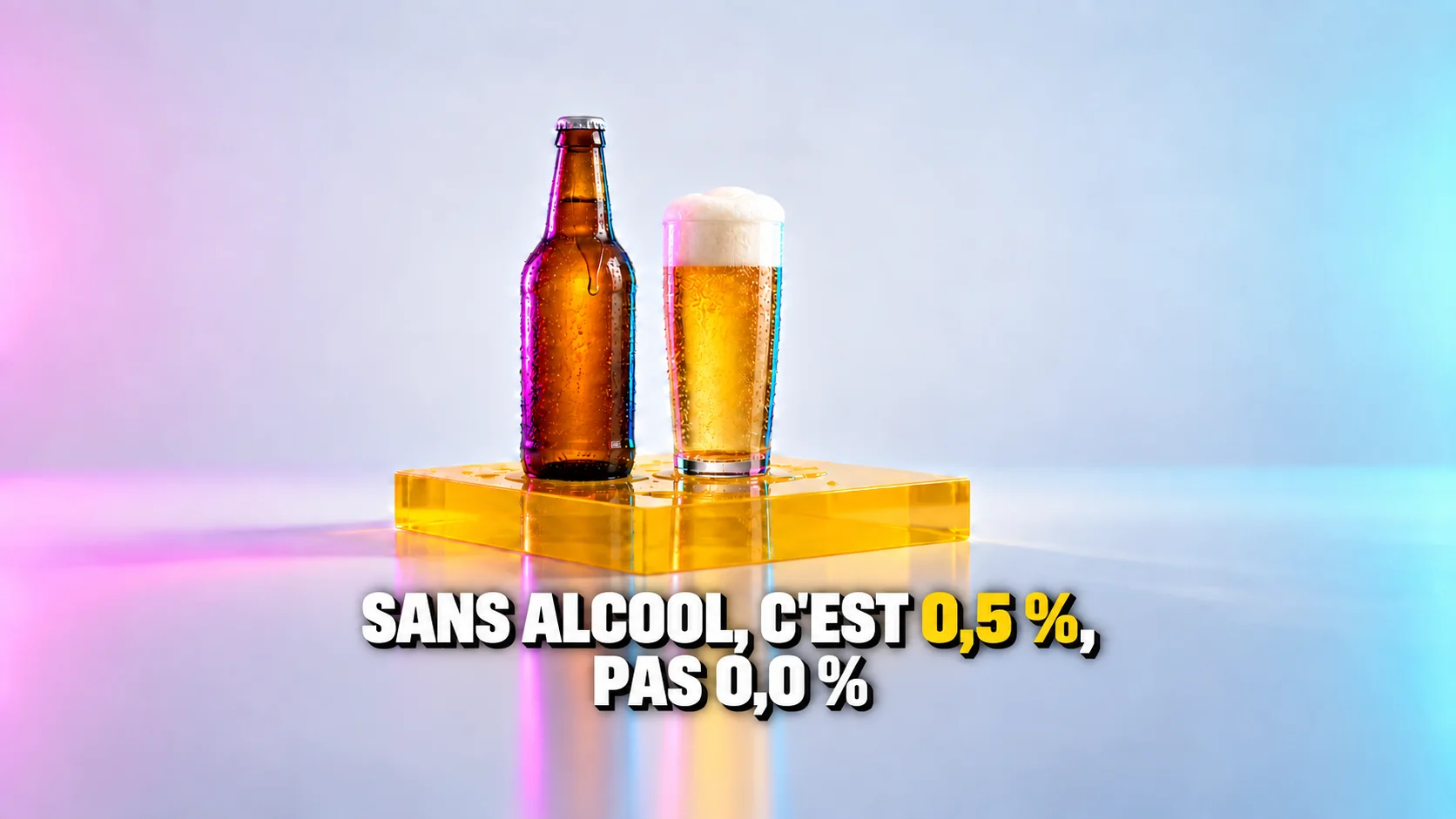 Bouteille en verre ambré sans étiquette et verre de bière au col de mousse dense, sur un bloc jaune sous des lumières magenta et cyan.