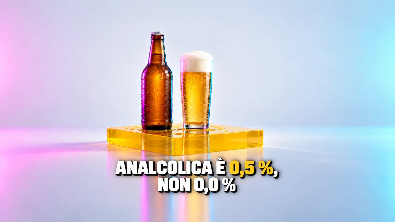 Bottiglia di vetro ambrato senza etichetta e bicchiere di birra con schiuma densa, su un blocco giallo sotto luci magenta e ciano.