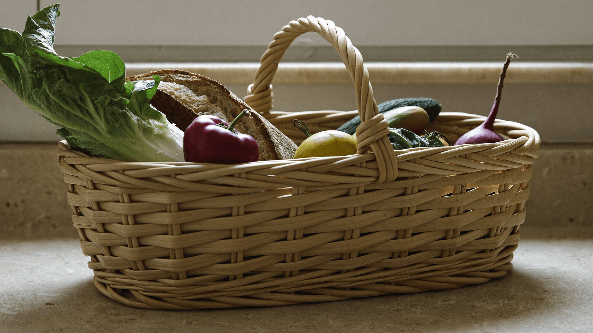 Swiss shopping basket in front of a map of Germany, France, Italy and Austria with price level index figures