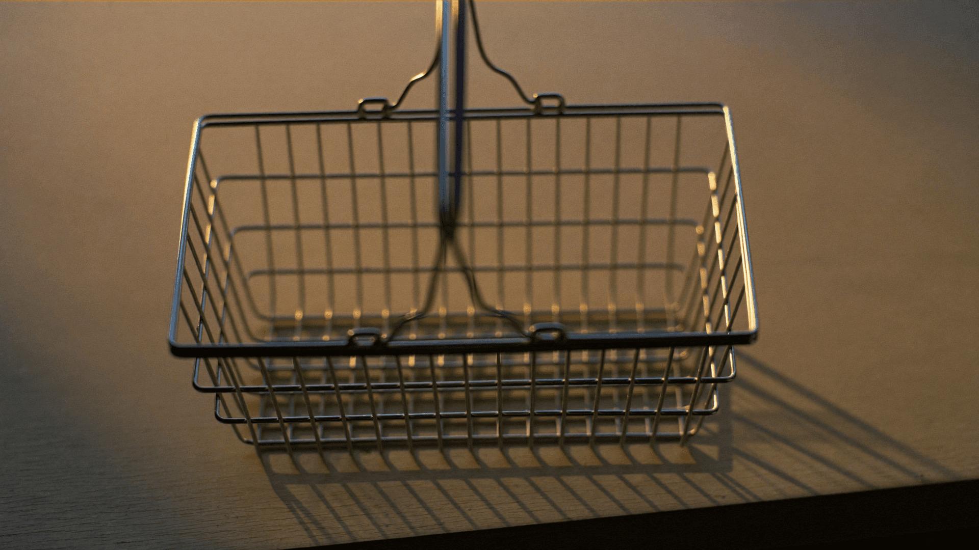 Carrello della spesa svizzero con prodotti di base e un cartellino del prezzo, simbolo dell’andamento dei prezzi nel 2027
