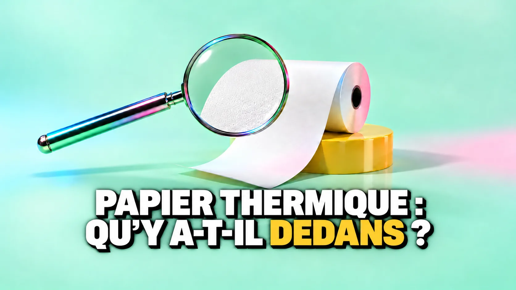 Rouleau de papier thermique blanc sur un socle jaune, une loupe montre le grain du revêtement