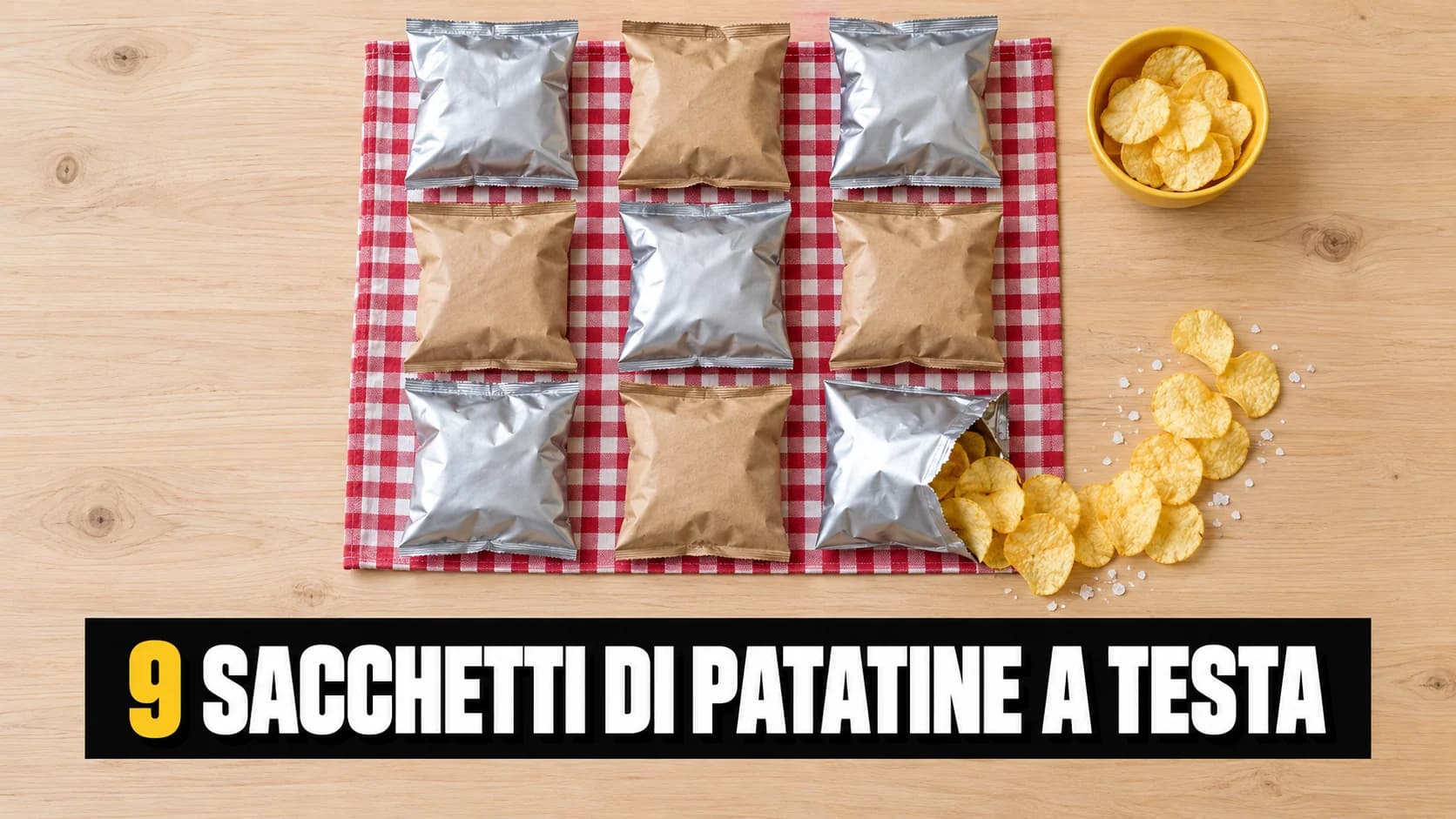 Nove sacchetti di patatine senza etichetta disposti dall’alto in una griglia su legno chiaro, uno aperto con le patatine che escono a ventaglio.