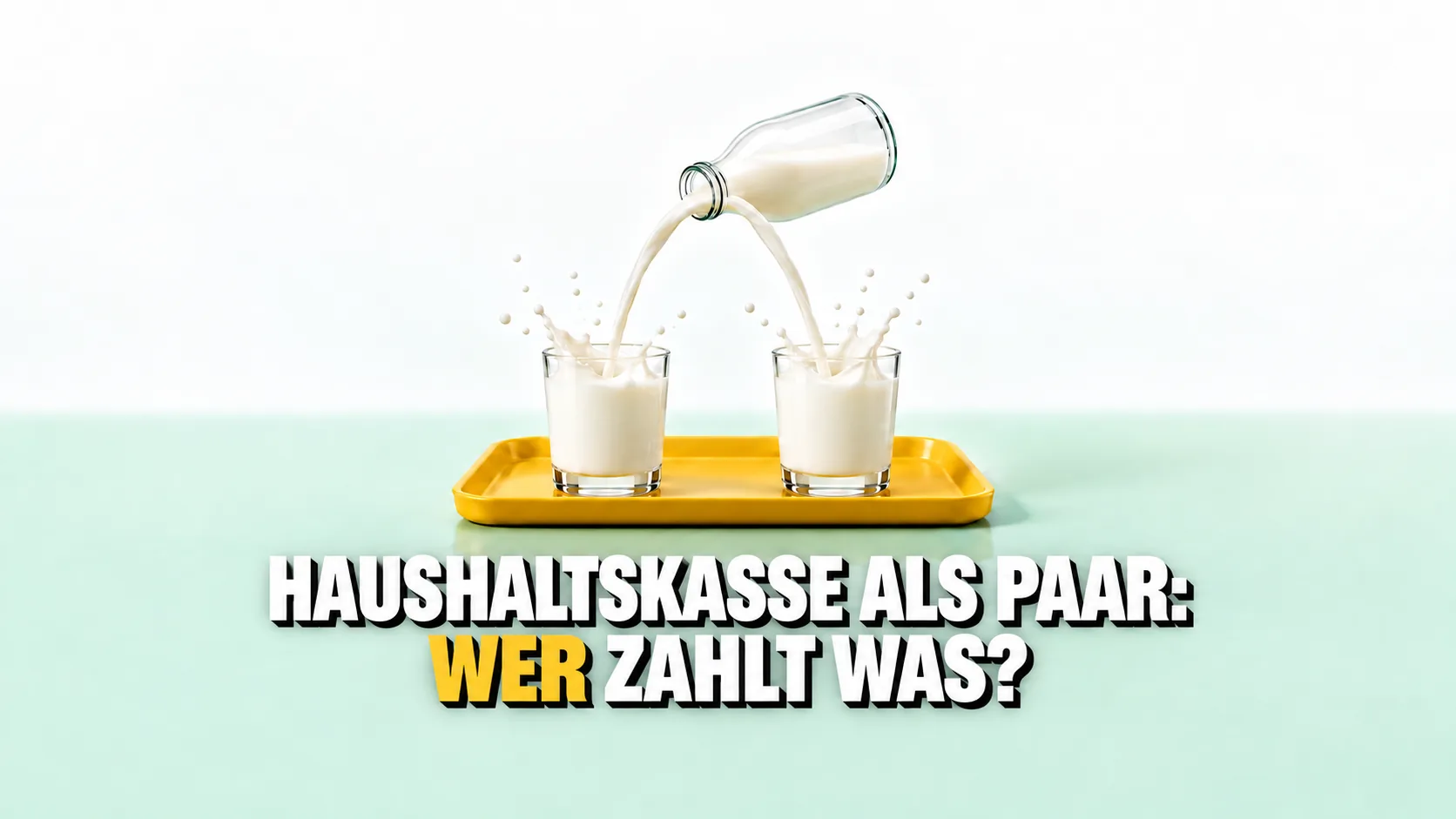 Eine Milchflasche giesst in zwei gleiche Gläser nebeneinander, auf einem gelben Tablett