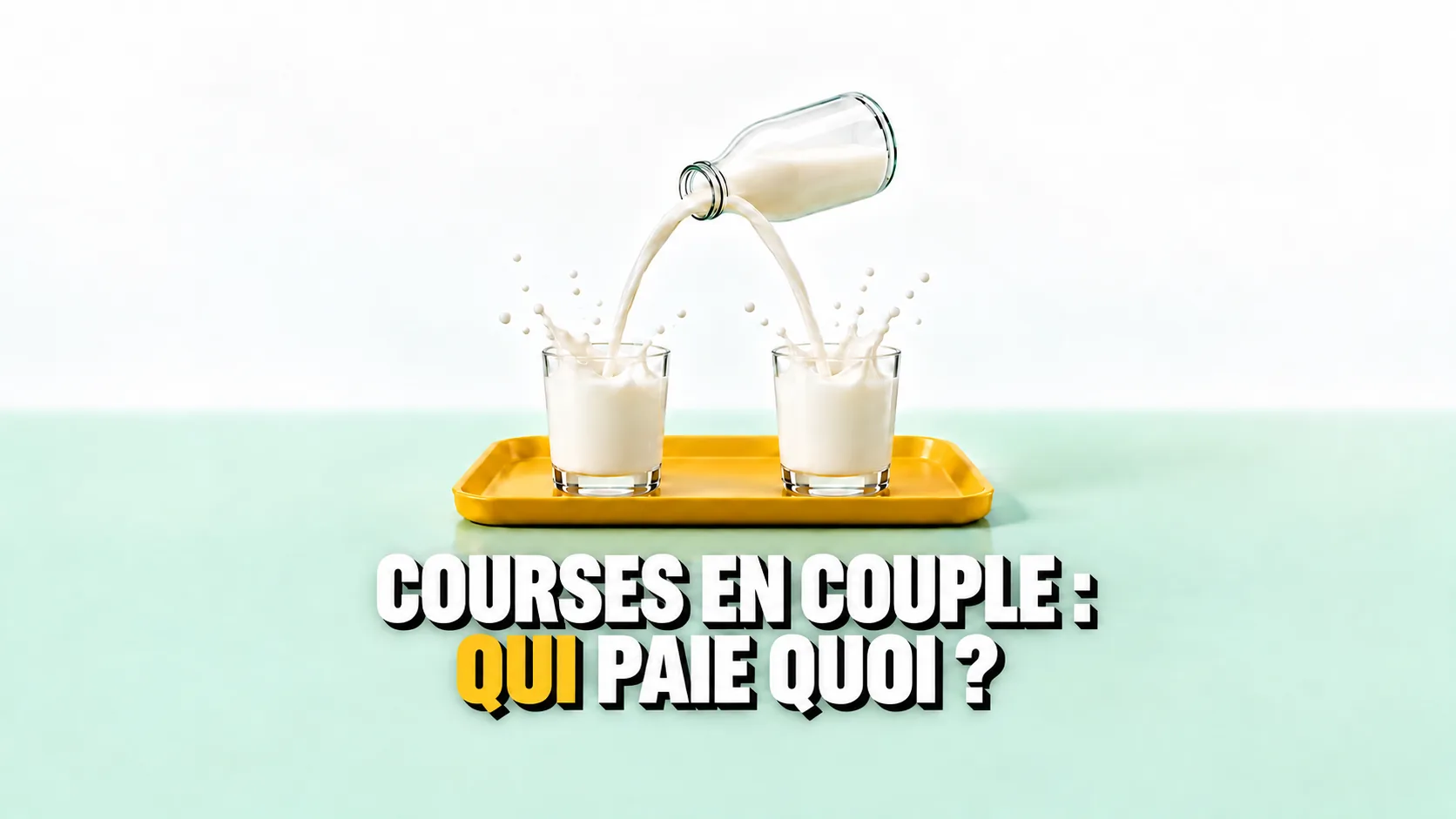 Une bouteille de lait verse dans deux verres identiques côte à côte, sur un plateau jaune