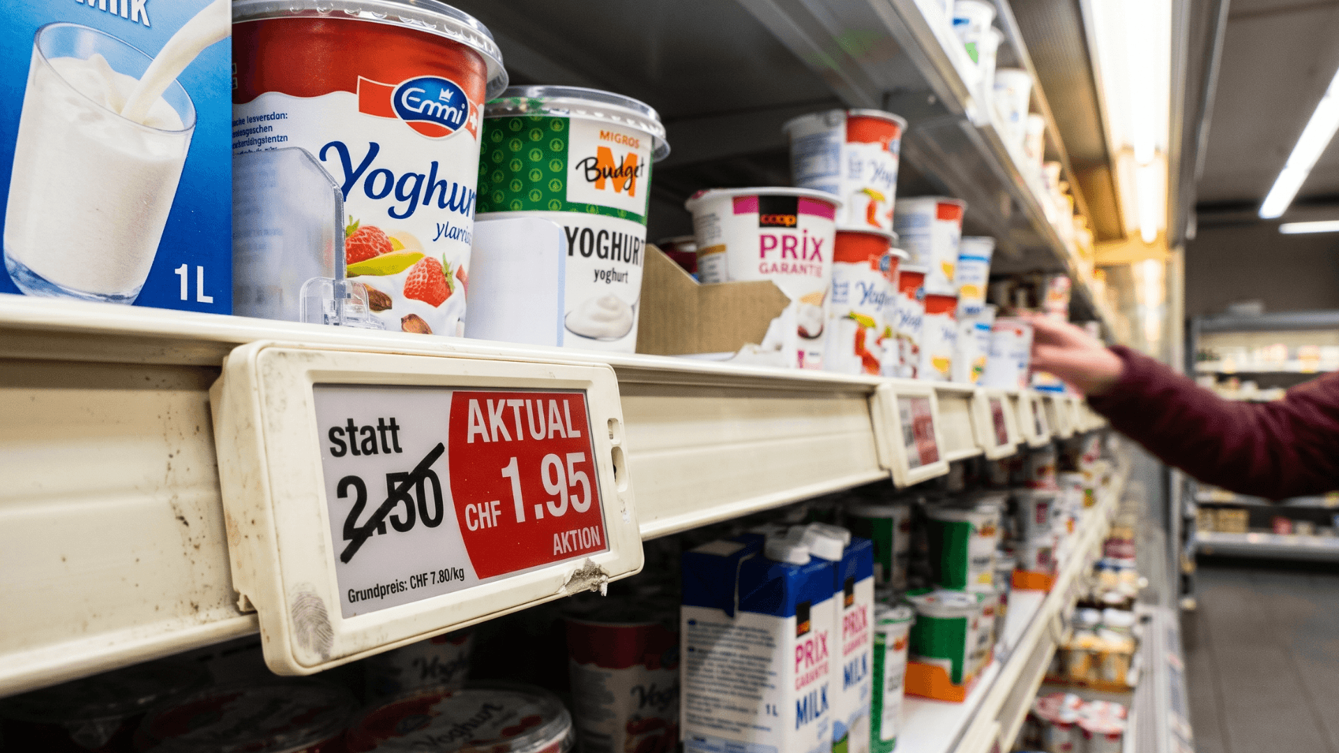 Etichetta di prezzo di un supermercato svizzero con prezzo regolare barrato e prezzo in azione