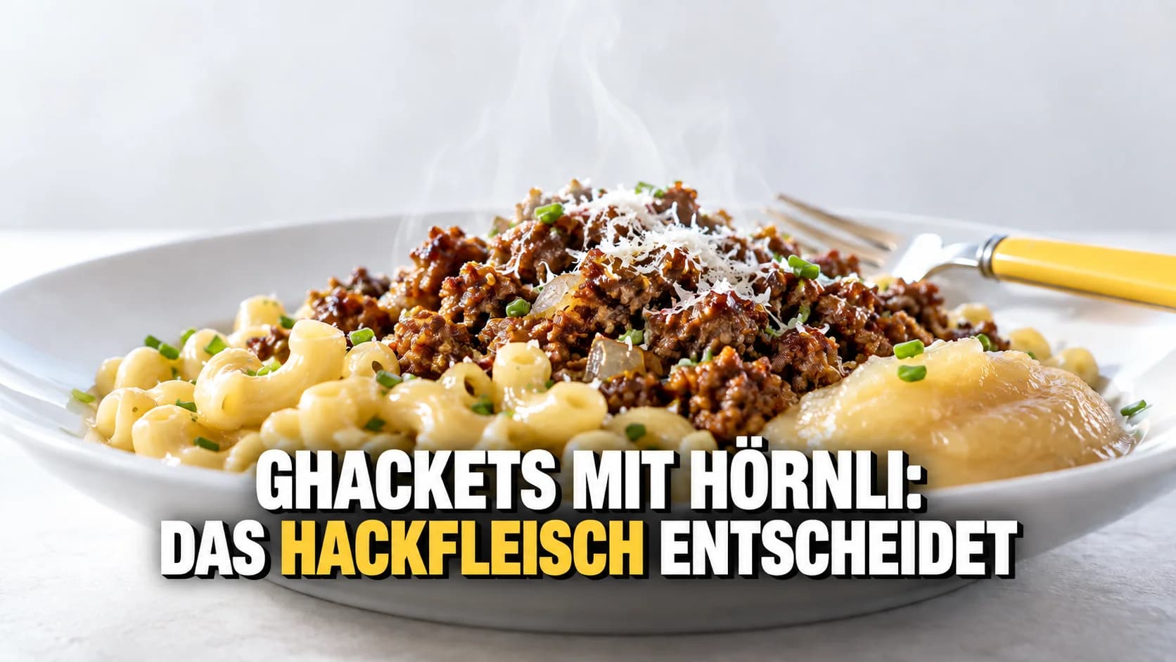 Makro von Hörnli mit knusprigem Hackfleisch und einer Nocke Apfelmus