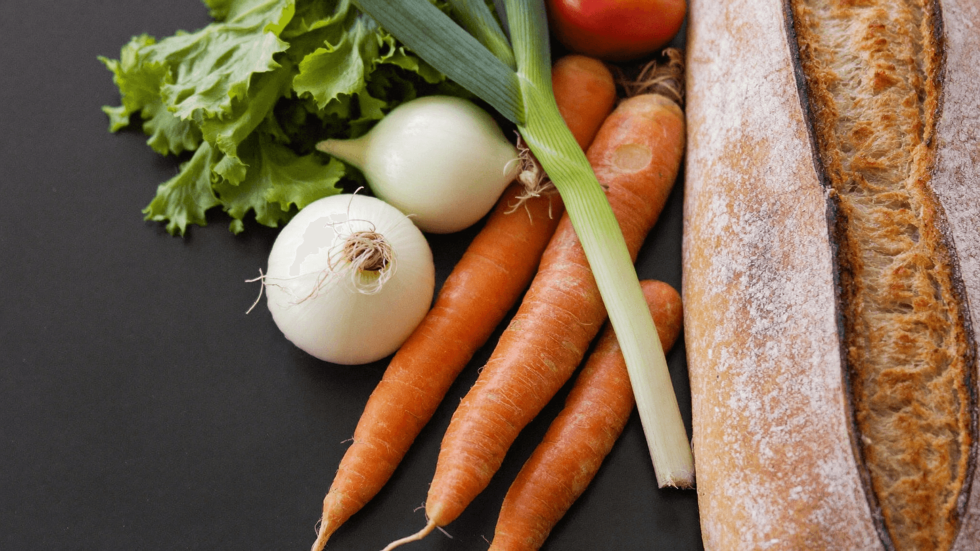 Plan de la semaine avec liste de courses et produits de base pour deux personnes sur une table de cuisine