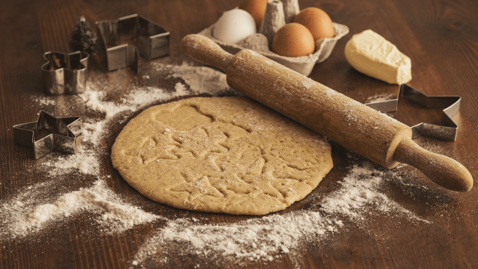 Gestapelte Butterpäckli im Kühlregal eines Schweizer Supermarkts mit Preisschildern und Schweizerkreuz-Etikett