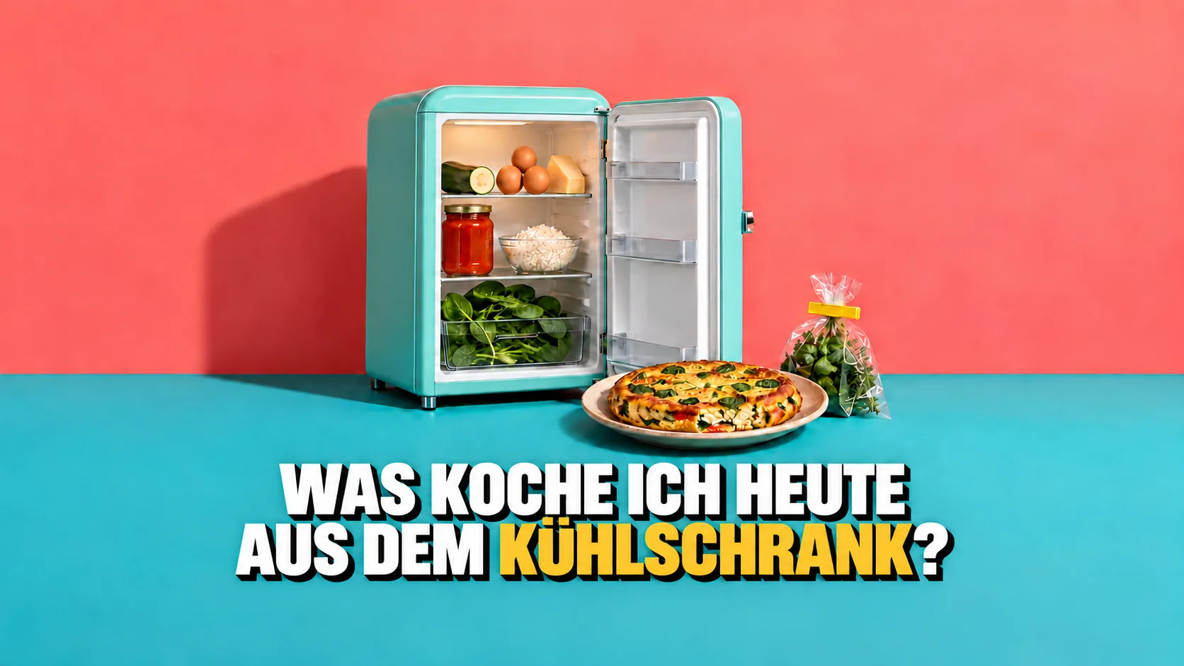 Kleiner offener Kühlschrank mit Resten, davor eine fertige Frittata auf dem Teller