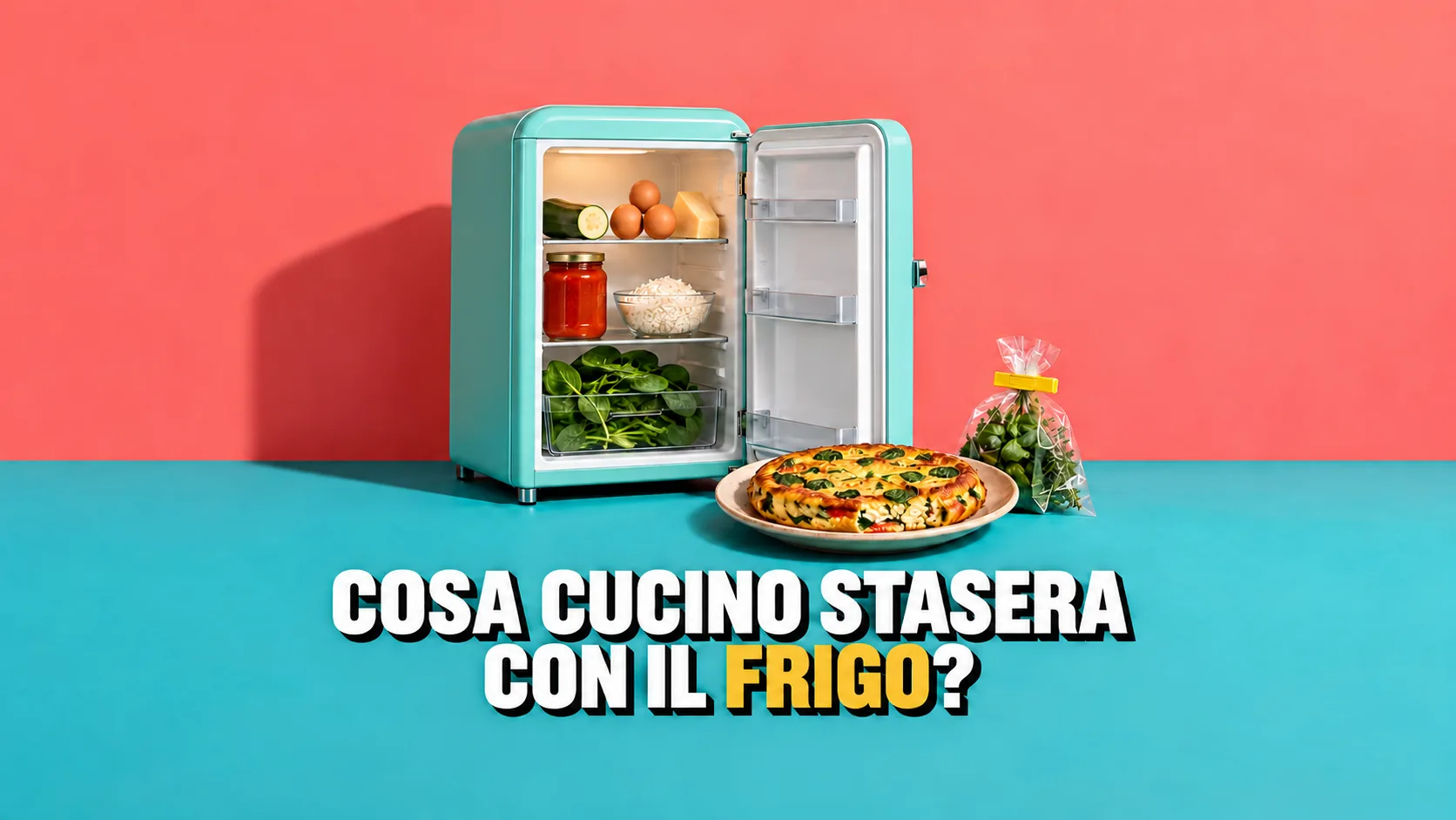 Piccolo frigorifero aperto con avanzi e davanti una frittata già pronta nel piatto