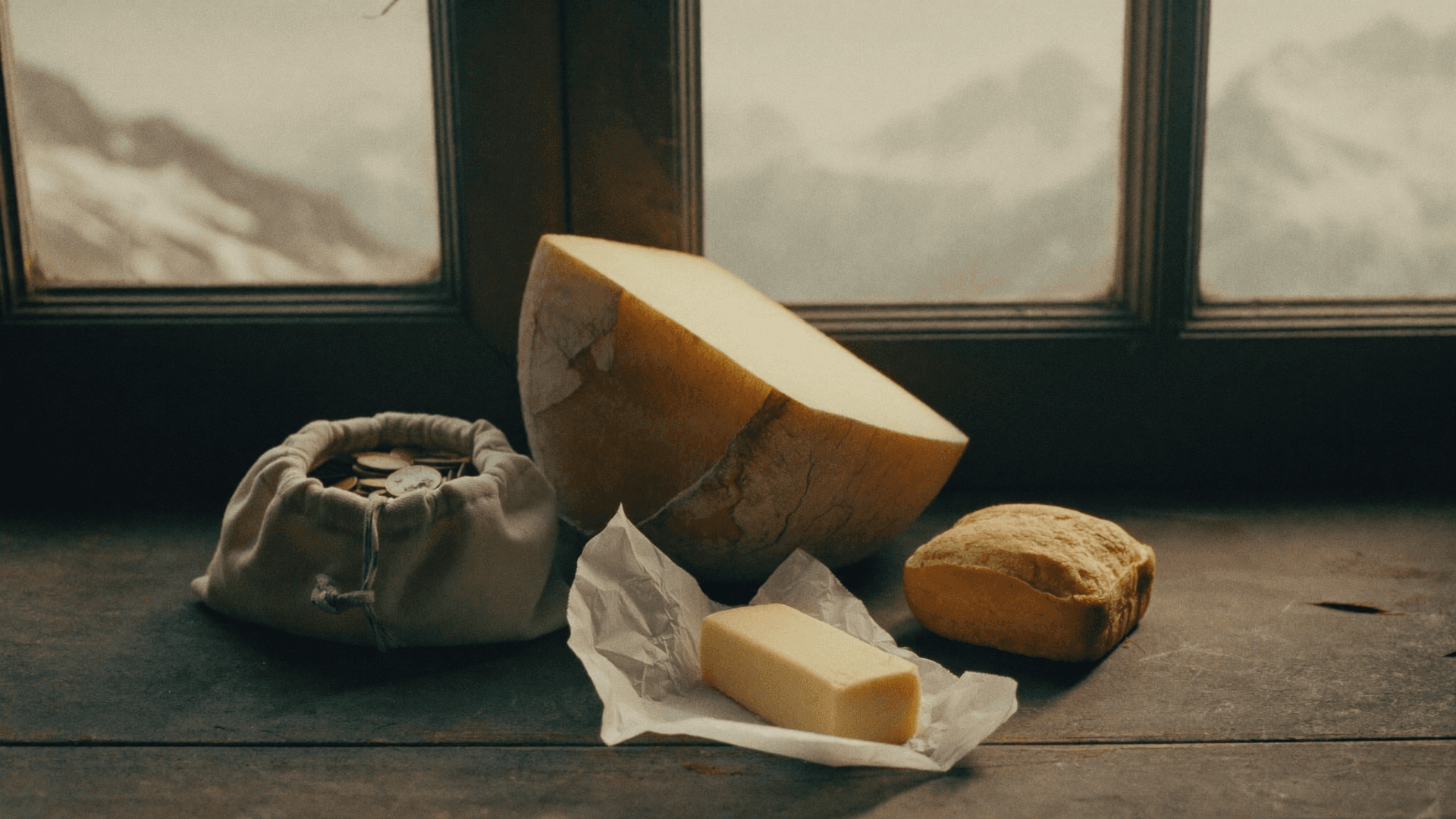 Un rayon de supermarché suisse lumineux et moderne avec des étagères bien garnies et un caddie, illustrant pourquoi les courses sont chères en Suisse